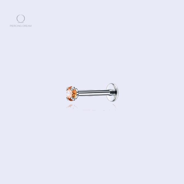 piercing-de-lobe-pierre-ambree-1 Piercing lobe en cornaline ambrée, élégant et moderne