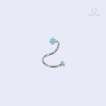 Piercing hélix courbé avec strass bleu clair Torsada Ciel
