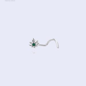 Piercing de nez en forme de feuille de cannabis