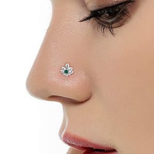Piercing nostril stylisé avec motif feuille de cannabis