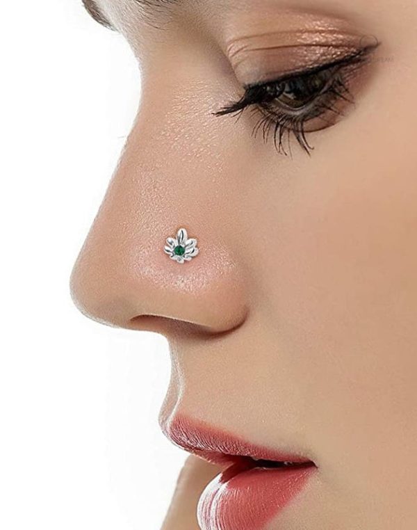 Piercing nostril stylisé avec motif feuille de cannabis