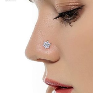 Piercing nez courbé avec design floral élégant
