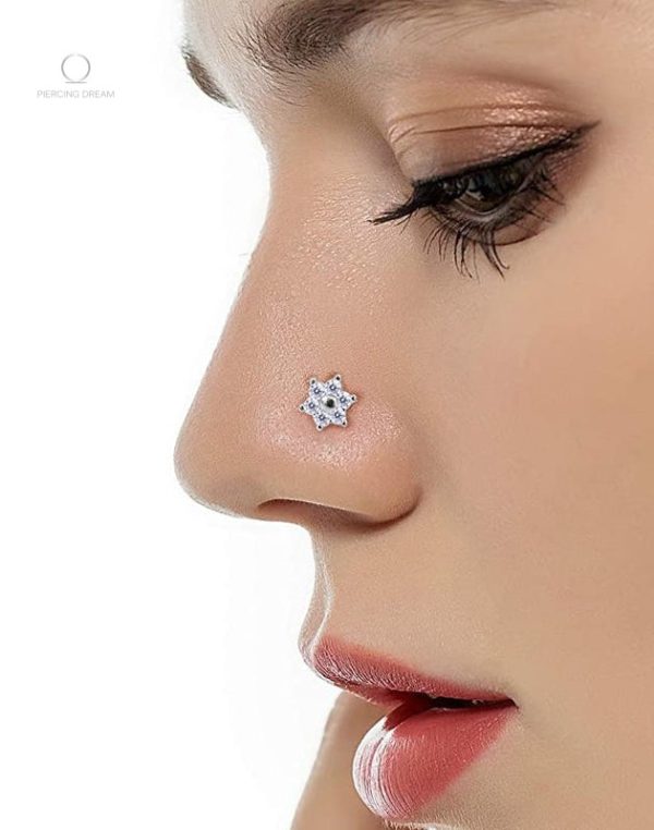 Piercing nez courbé avec design floral élégant