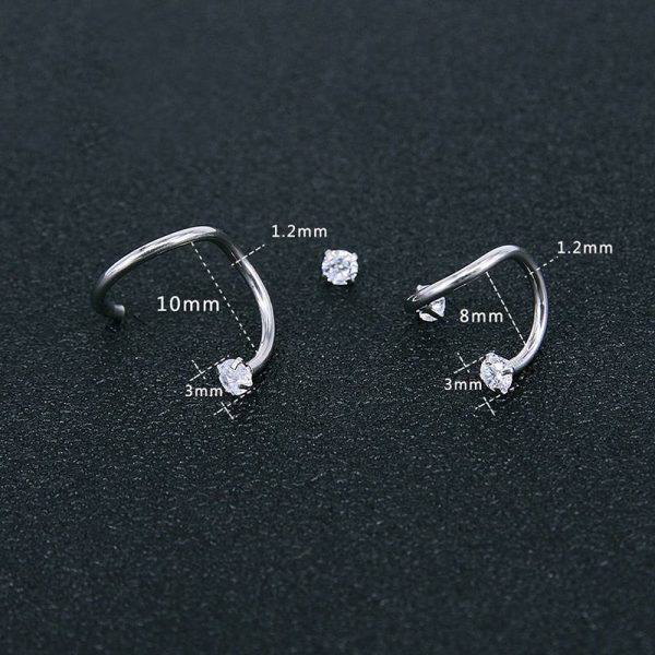 Design torsadé en bleu et argent pour piercing d'oreille