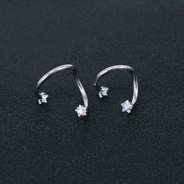 Piercing oreille zircon torsadé, design élégant
