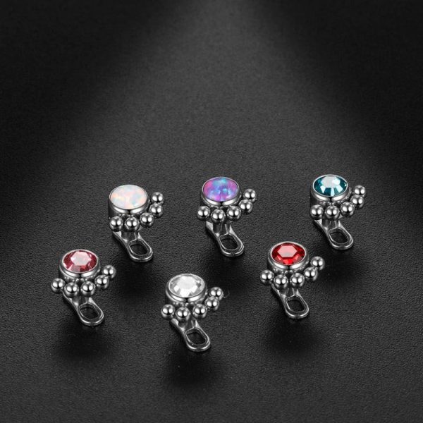 Piercing esthétique en bleu pour décolleté