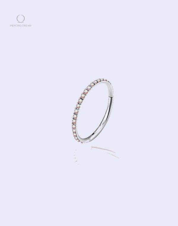 piercing-titane-anneau-rook-1 Piercing Aira Cristal en titane pour rook, anneau élégant